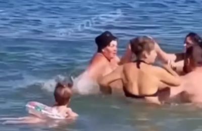 Το παιδί παρακολουθεί έντρομο.