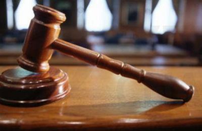 Ο καταδικασθείς κρίθηκε ένοχος σε 48 κατηγορίες, ενώ παραμένουν σε ισχύ οι περιοριστικοί όροι μετά την αποφυλάκισή του.
