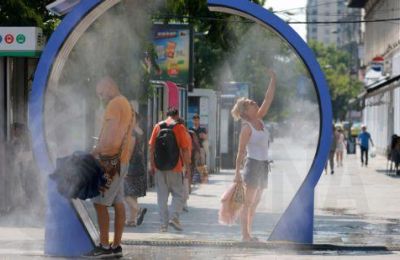 Η ακραία ζέστη αναζωπυρώνει τη συζήτηση για την προσαρμογή στην κλιματική αλλαγή και τις εναλλακτικές λύσεις ψύξης.