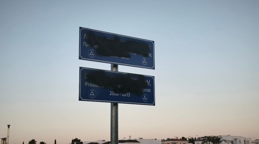 Φωτογραφίες από τον βανδαλισμό δημοσιεύτηκαν το πρωί της Πέμπτης από λογαριασμό στην πλατφόρμα X.com