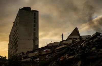 Ο τραγικός απολογισμός συνεχίζει να αυξάνεται, καθώς οι διασώστες δίνουν μάχη στα συντρίμμια αναζητώντας επιζώντες.