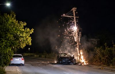 Τροχαίο στην Ύψωνα Λεμεσού προκάλεσε σπινθήρες σε στύλο ηλεκτρισμού