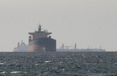 Σε συναγερμό η ναυσιπλοΐα σε μία από τις σημαντικότερες ενεργειακές οδούς του κόσμου.