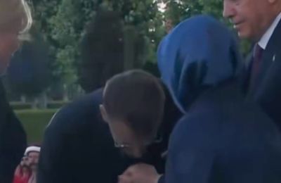 Το στιγμιότυπο από την υποδοχή στο Προεδρικό Μέγαρο της Τουρκίας έγινε viral και προκάλεσε πλήθος σχολίων στα μέσα κοινωνικής δικτύωσης.