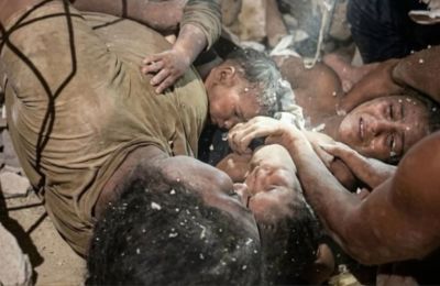 Μέσα στην ανείπωτη τραγωδία, η διάσωση της τετραμελούς οικογένειας έδωσε μια αχτίδα ελπίδας στους διασώστες και τους κατοίκους.