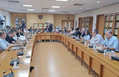 Η Κοινοβουλευτική Επιτροπή Παιδείας ζητά θεσμοθέτηση και αναβάθμιση των Αθλητικών Σχολείων, με επίκεντρο τη διαφάνεια εισδοχής και τη βελτίωση των αθλητικών υποδομών.