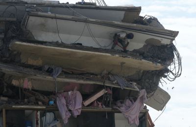 Οι τραυματίες ξεπερνούν τις 16.700, ενώ σχεδόν 18.000 άνθρωποι έχουν μείνει χωρίς στέγη. (AP Photo/Ariana Cubillos).