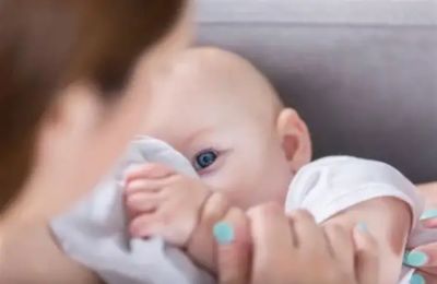 Αναγνωρίζει τον θηλασμό ως θεμελιώδες δικαίωμα.
