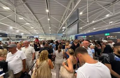Αεροδρόμιο Λάρνακας: Στεκόταν δυόμιση ώρες όρθια με βρέφος- Αγανάκτηση