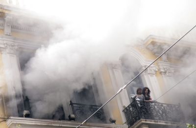 Οι συλλήψεις έγιναν στο πλαίσιο της συνεχιζόμενης έρευνας, ενώ καταζητείται ακόμη μία γυναίκα που φέρεται να εμπλέκεται στην υπόθεση.