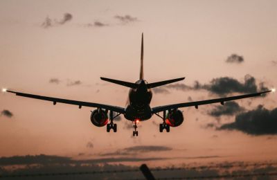Στιγμές πανικού εκτυλίχθηκαν στην καμπίνα, με τις μάσκες οξυγόνου να ενεργοποιούνται και τους επιβάτες να βοηθούν τον τραυματία.