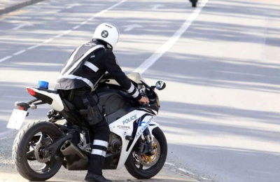 Παρέσυρε αστυνομικό με διπλοκάμπινο στη Λεμεσό και εξαφανίστηκε