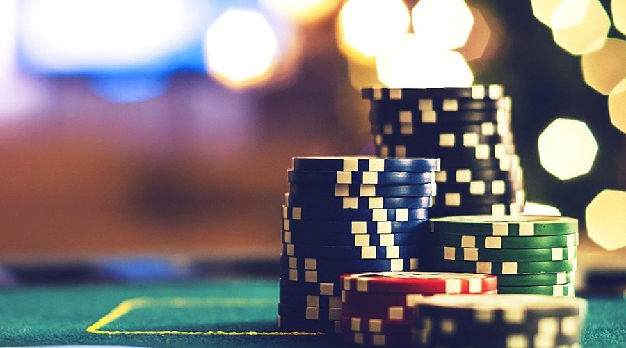 Στις 15 του μήνα γίνεται έμβασμα στον λογαριασμό ληπτών ΕΕΕ και στις 16, 17, 18 του μήνα αυξάνονται οι χρήστες σε καζίνο και μπούκικα, αναφέρθηκε από το Υφυπουργείο Κοινωνικής Πρόνοιας