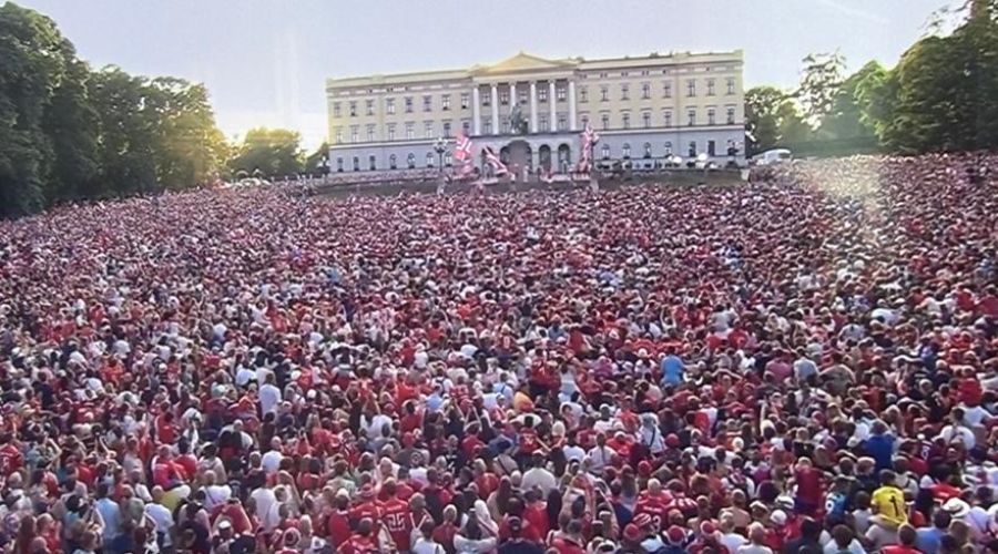 Συγκλονιστική υποδοχή στην εθνική Νορβηγίας από τον κόσμο στο Όσλο 