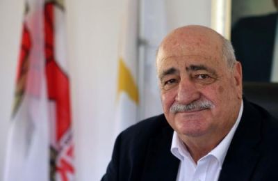 «Τα μαχαίρια δεν μπήκαν στα θηκάρια», αναφέρει στην ανακοίνωση της αποχώρησής του.