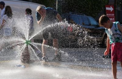 Νέα Υόρκη, Βοστόνη, Φιλαδέλφεια και Ουάσιγκτον προετοιμάζονται για ιδιαίτερα υψηλές θερμοκρασίες, καθώς ο καύσωνας μετακινείται ανατολικά.