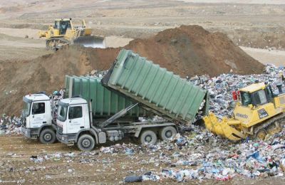 Απέρριψε η Ολομέλεια της Βουλής το νομοσχέδιο για τα απόβλητα και τους κανονισμούς που προέβλεπαν την επιβολή φόρου ταφής δημοτικών αποβλήτων