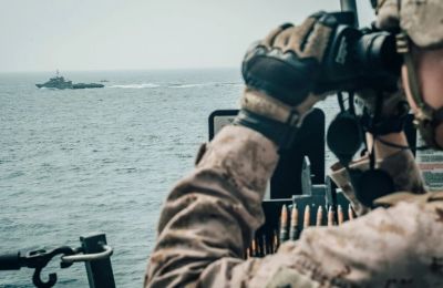 Το κλείσιμο των Στενών του Ορμούζ και οι εκατέρωθεν στρατιωτικές κινήσεις εντείνουν τους φόβους για γενικευμένη σύρραξη στην περιοχή.