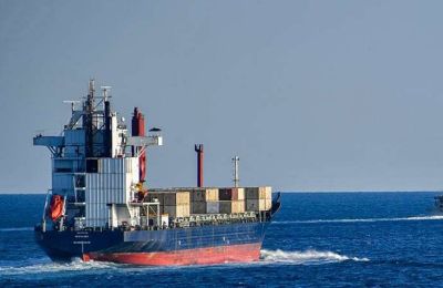 Το κλείσιμο των Στενών του Ορμούζ και οι εκατέρωθεν στρατιωτικές κινήσεις εντείνουν τους φόβους για γενικευμένη σύρραξη στην περιοχή.