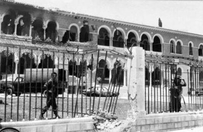 Το πρωινό της 15ης Ιουλίου, στρατιωτικές δυνάμεις επιτέθηκαν στο Προεδρικό Μέγαρο, ανοίγοντας τον δρόμο για τα δραματικά γεγονότα του 1974.