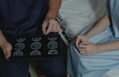 Η πρωτοποριακή μέθοδος CAR T-cells ανοίγει νέους δρόμους στη μάχη κατά του παιδικού καρκίνου του εγκεφάλου.