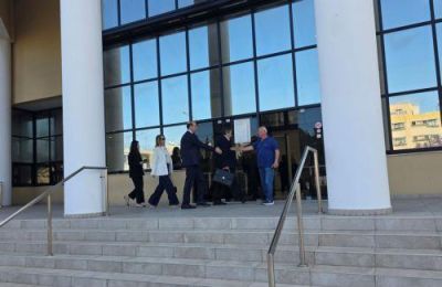 Ο εν αργία δήμαρχος έχει δηλώσει μη παραδοχή στις πέντε κατηγορίες που αντιμετωπίζει, ενώ η ακροαματική διαδικασία έχει οριστεί για το τέλος Ιουλίου.