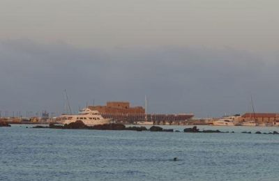 Δήμος Πάφου και Αρχή Λιμένων προωθούν παρεμβάσεις για τον εκσυγχρονισμό των υποδομών και τη βελτίωση της εικόνας του παραλιακού μετώπου.