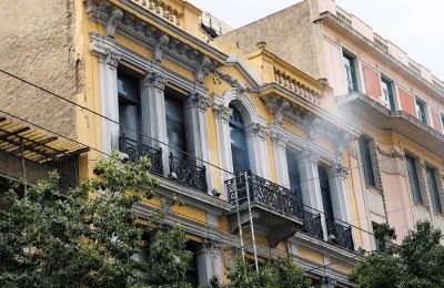 Βίντεο-ντοκουμέντο καταγράφει τη στιγμή της εμπρηστικής επίθεσης στο υποκατάστημα της τράπεζας.