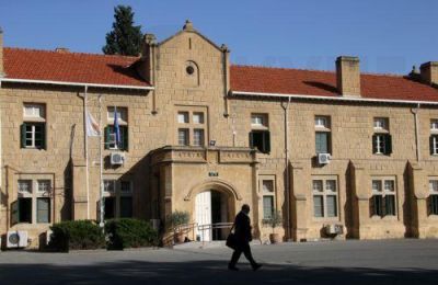 Κατά την αντεξέταση, ο Γιάννης Ανδρέου αρνήθηκε τους ισχυρισμούς περί προνομίων και επέμεινε ότι η κατάθεσή του βασίζεται στην αλήθεια.