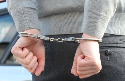 Η ανήλικη οδηγήθηκε σε ειδική κοινότητα ανηλίκων, ενώ οι έρευνες συνεχίζονται.