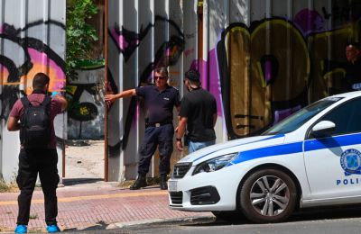 Άστεγος εντόπισε πτώμα μέσα σε βαλίτσα στην Αθήνα