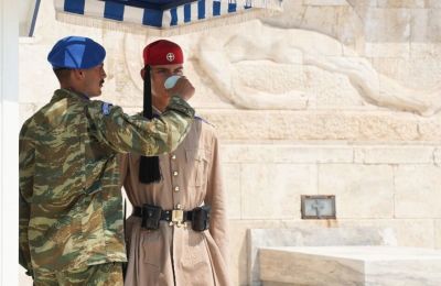 Μέτρα προστασίας λαμβάνονται για τους φρουρούς του Μνημείου του Αγνώστου Στρατιώτη εν μέσω ισχυρού κύματος ζέστης. (Φωτος: Νίκος Ραζής (CNN Greece).