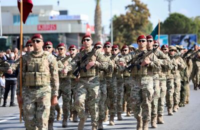 Από τη στρατιωτική παρέλαση στα κατεχόμενα, ο Τουφάν Έρχιουρμαν επανέλαβε τη θέση του υπέρ μιας διαδικασίας για το Κυπριακό με συγκεκριμένα αποτελέσματα.