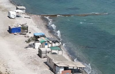 Επιχείρηση για απομάκρυνση τροχόσπιτων από παραλία της Λάρνακας