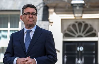 Η απόφαση της νέας βρετανικής κυβέρνησης να επιτρέψει τη χρήση στρατιωτικών βάσεων για αμερικανικές επιχειρήσεις κατά του Ιράν πυροδοτεί νέο κύκλο αντιδράσεων.