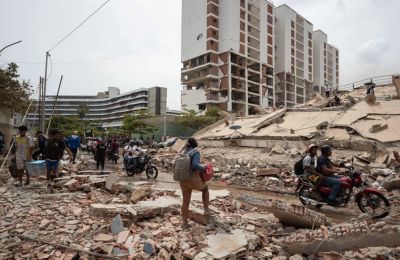 Οι επιχειρήσεις στα συντρίμμια συνεχίζονται, με τις Αρχές να υπόσχονται χιλιάδες νέες κατοικίες για τους πληγέντες.