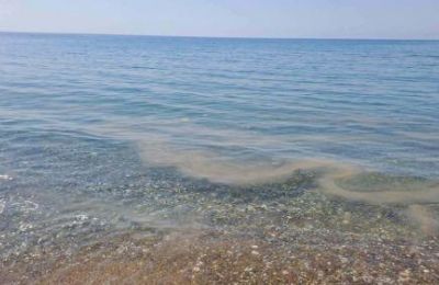 Λήφθηκαν δείγματα από τη θαλάσσια περιοχή για να διαπιστωθεί η προέλευση και η έκταση του περιστατικού.
