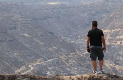 Η καταστροφική φωτιά άφησε πίσω της ανυπολόγιστες απώλειες, ενώ συνεχίζονται οι εργασίες αποκατάστασης και στήριξης των πληγέντων.