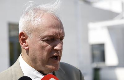 Οι Αρχές ταυτοποίησαν τον φερόμενο δράστη από βίντεο ασφαλείας και άλλα στοιχεία, ενώ η έρευνα για τα κίνητρα του εγκλήματος συνεχίζεται.