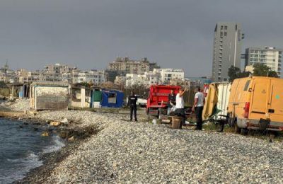 Συνεργεία της Επαρχιακής Διοίκησης και του Δήμου Λάρνακας απομάκρυναν κατασκευές που καταλάμβαναν δημόσιο χώρο.