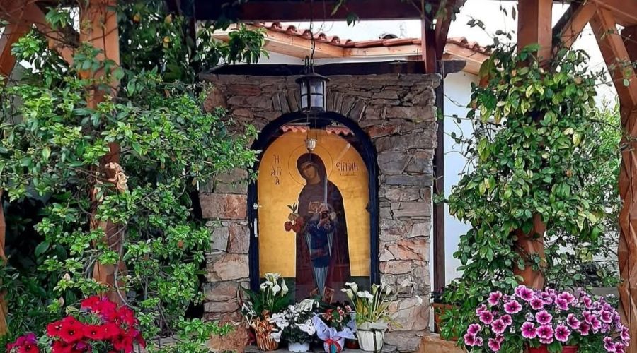 Όπως ανακοινώθηκε, αδελφές της Ιεράς Μονής Αγίας Ειρήνης Χρυσοβαλάντου στο Κορωπί, στέλνουν μήλα και ζώνες με την ευλογία της Αγίας και για την Κύπρο
