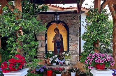 Όπως ανακοινώθηκε, αδελφές της Ιεράς Μονής Αγίας Ειρήνης Χρυσοβαλάντου στο Κορωπί, στέλνουν μήλα και ζώνες με την ευλογία της Αγίας και για την Κύπρο