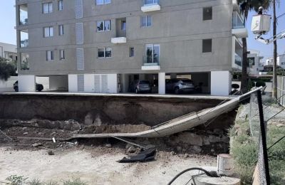 Οι αρμόδιες υπηρεσίες εξετάζουν τα αίτια της κατάρρευσης και τη στατική ασφάλεια του επηρεαζόμενου κτηρίου.