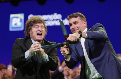 Χαβιέρ Μιλέι και Φλάβιου Μπολσονάρου. 