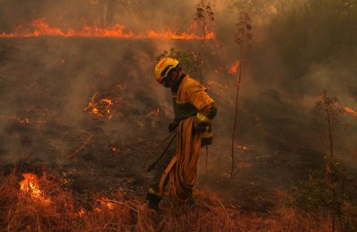 Οι γαλλικές Αρχές ενισχύουν τα μέτρα προστασίας γύρω από κρίσιμες αμυντικές εγκαταστάσεις, ενώ οι μεγάλες πυρκαγιές συνεχίζουν να δοκιμάζουν τη νοτιοδυτική Γαλλία.
