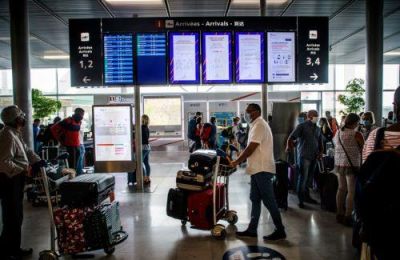 Η Κομισιόν υπενθυμίζει πώς οι επιβάτες μπορούν να διεκδικήσουν αποζημίωση και ποιες νέες προστασίες έρχονται στα αεροπορικά ταξίδια.