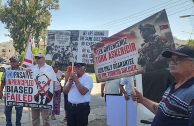 Δύο διαφορετικές αντιδράσεις στα κατεχόμενα κατά την εκεί παρουσία του Αντόνιο Γκουτέρες, με τους υποστηρικτές του καθεστώτος της Άγκυρας να τον «στόλισαν» με επίθετα