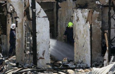 Η Πυροσβεστική έθεσε τη φωτιά υπό έλεγχο, ενώ η Αστυνομία διερευνά τα αίτια της πυρκαγιάς.
