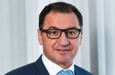 Οι φερόμενες απάτες διαπράχθηκαν την περίοδο 2022-2024, με τον ύποπτο να οδηγείται σήμερα ενώπιον δικαστηρίου.