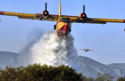 Ισχυρές επίγειες και εναέριες δυνάμεις δίνουν μάχη με τις φλόγες, ενώ οι δυνατοί άνεμοι δυσκολεύουν την επιχείρηση κατάσβεσης.